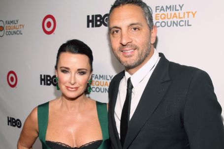 Mauricio Umansky poses a picture with wife Kyle Richards.